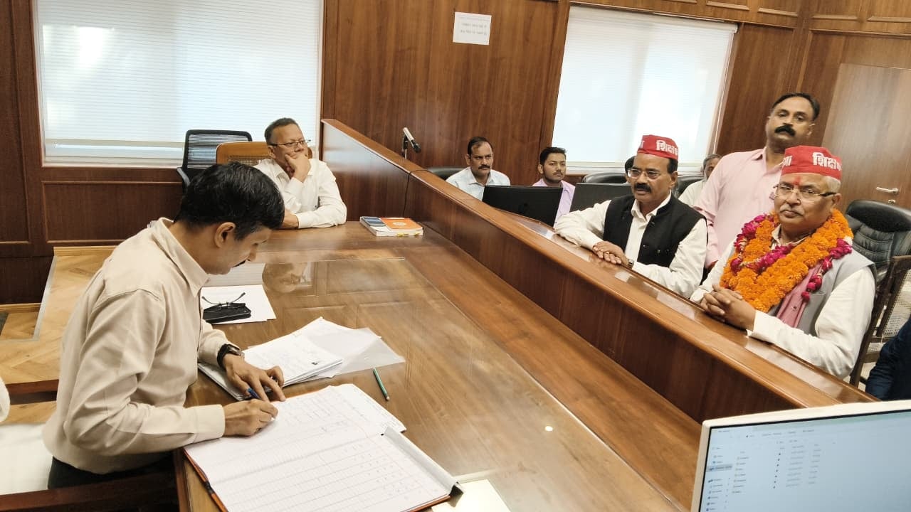 स्नातक और शिक्षक निर्वाचन सीट के लिए कराया नामांकन। स्नातक और शिक्षक निर्वाचन सीट के लिए कराया नामांकन।