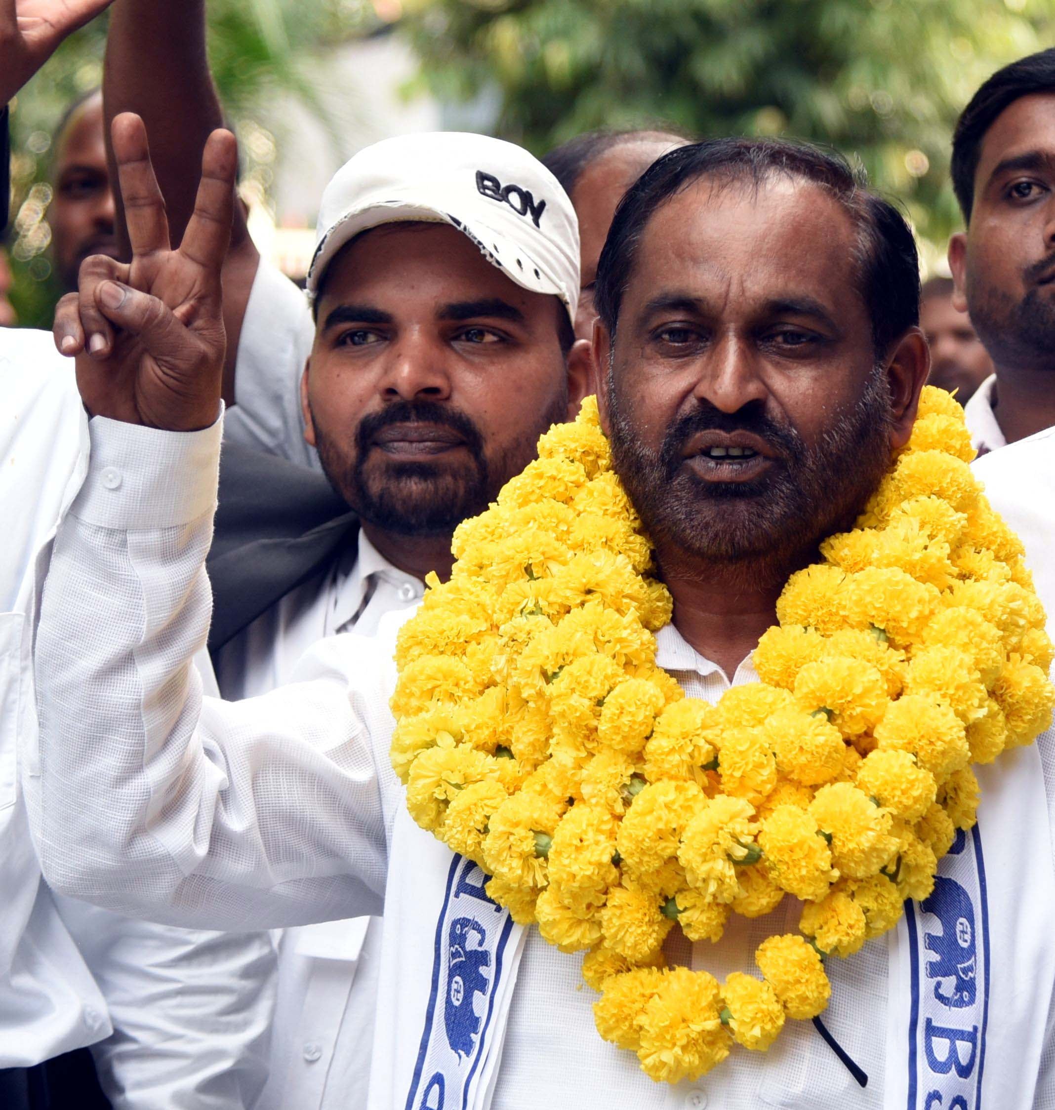 स्नातक और शिक्षक निर्वाचन सीट के लिए कराया नामांकन। स्नातक और शिक्षक निर्वाचन सीट के लिए कराया नामांकन।