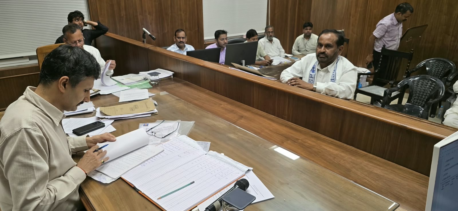 स्नातक और शिक्षक निर्वाचन सीट के लिए कराया नामांकन। स्नातक और शिक्षक निर्वाचन सीट के लिए कराया नामांकन।