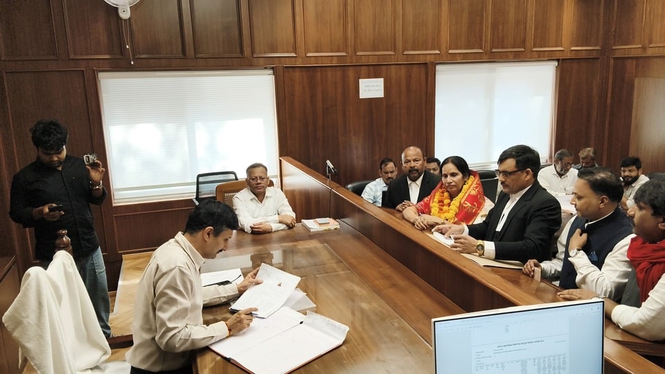 स्नातक और शिक्षक निर्वाचन सीट के लिए कराया नामांकन। स्नातक और शिक्षक निर्वाचन सीट के लिए कराया नामांकन।