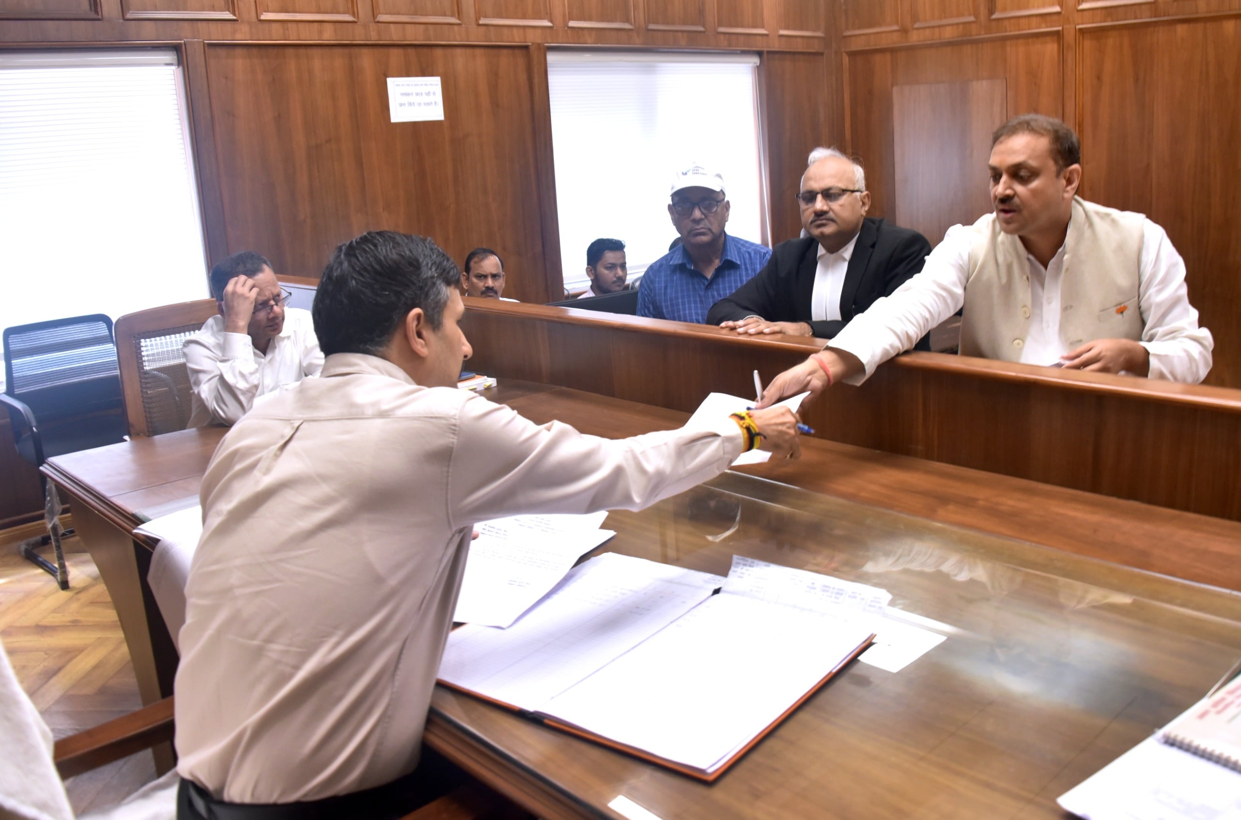 स्नातक और शिक्षक निर्वाचन सीट के लिए कराया नामांकन। स्नातक और शिक्षक निर्वाचन सीट के लिए कराया नामांकन।
