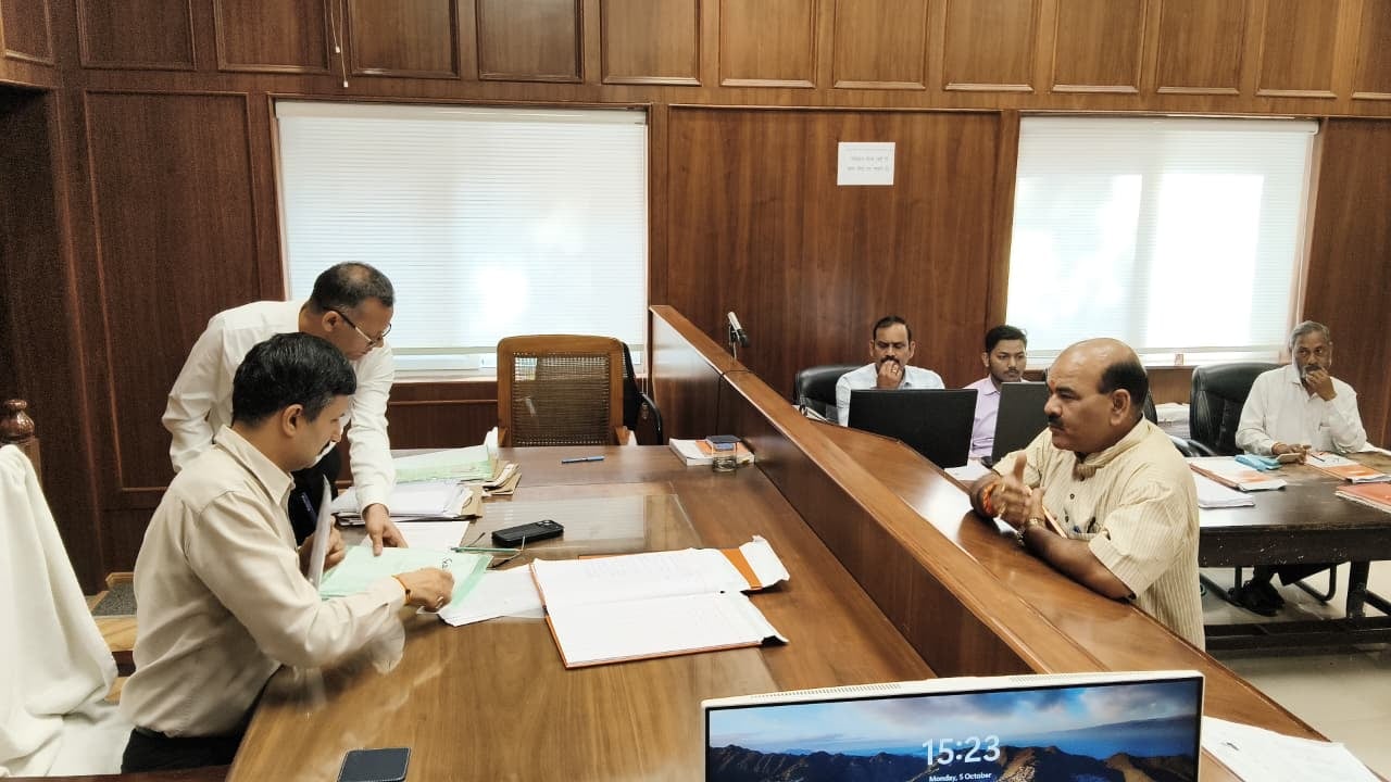 स्नातक और शिक्षक निर्वाचन सीट के लिए कराया नामांकन। स्नातक और शिक्षक निर्वाचन सीट के लिए कराया नामांकन।