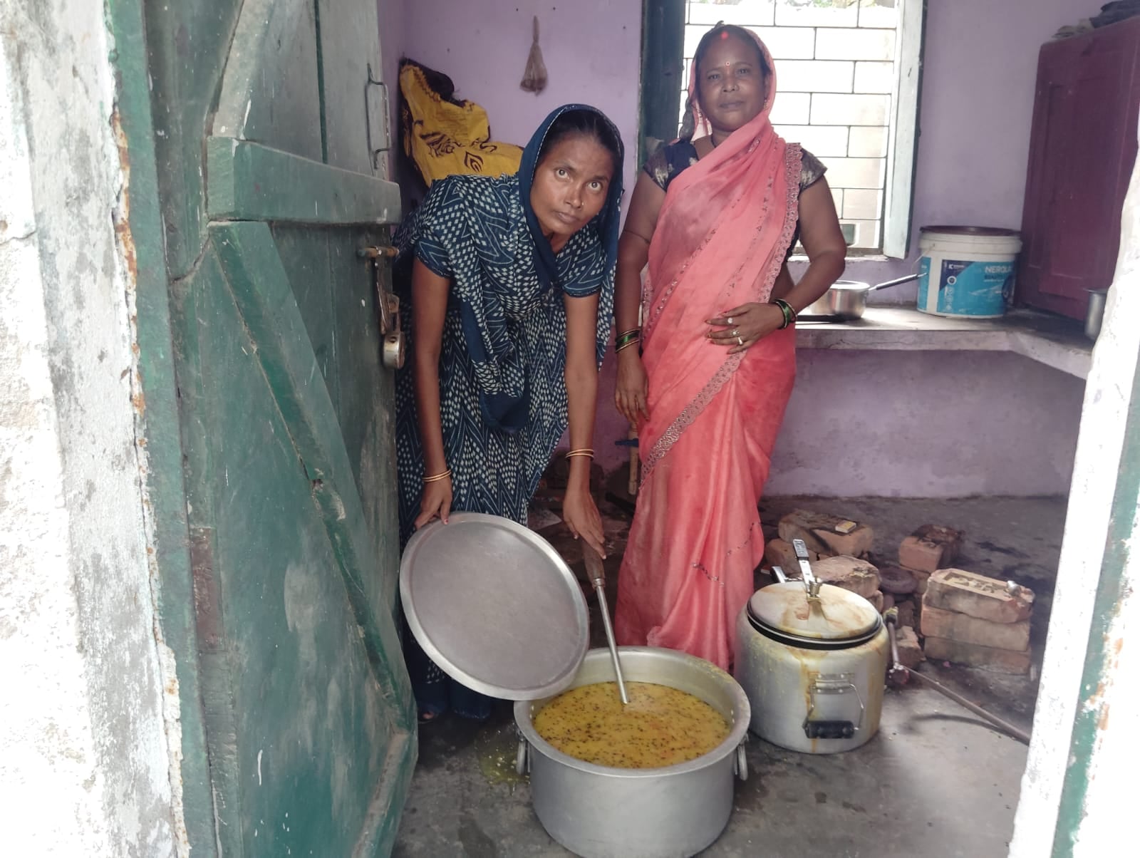 सिटी विकास  खंड के कंपोजिट विद्यालय खजुरी में एमडीएम के लिए रखा एल्यूमिनियम का भगौना, संवाद