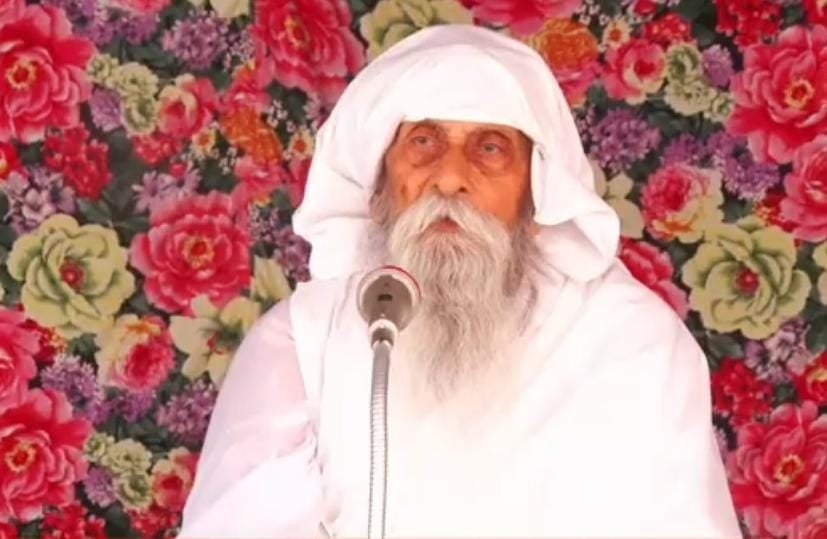 सत्संग सुनतीं महिलाए। स्रोत : संस्था