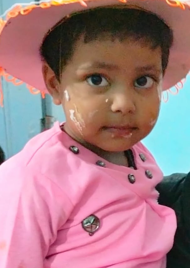 शहर के गुरुटोला मुहल्ले में आंधी-बारिश के दौरान गिरी दीवाल। संवाद