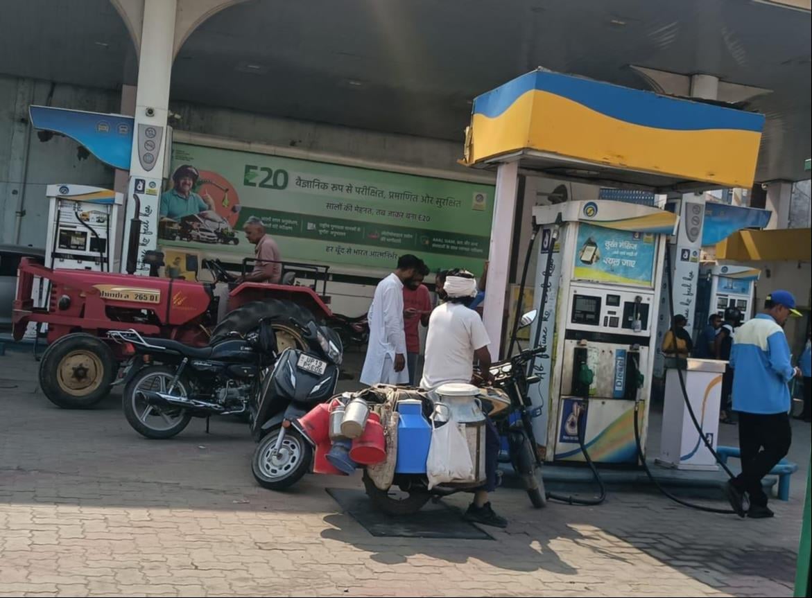 शहर के धीमानपुरा फाटक के पास पेट्रोल पंप पर बिना प्रदूषण देखे पेट्रोल भरते कर्मचारी। संवाद