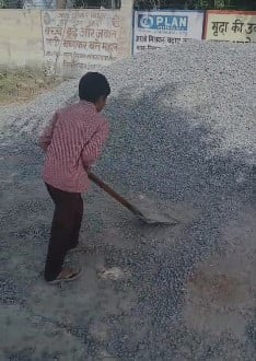 तहसील दादरी क्षेत्र के नूरपुर गांव स्थित प्राथमिक विद्यालय में नौनिहाल बच्चे कार्य करते हुए का 