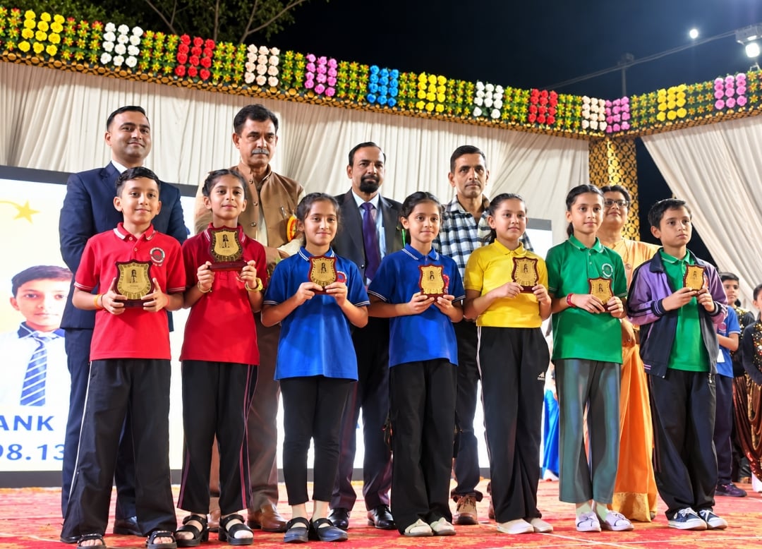 द एस वी एन विद्यालय कुनिहार में आयोजित वार्षिक पारितोषिक वितरण समारोह में सांस्कृतिक प्रस्तुति 