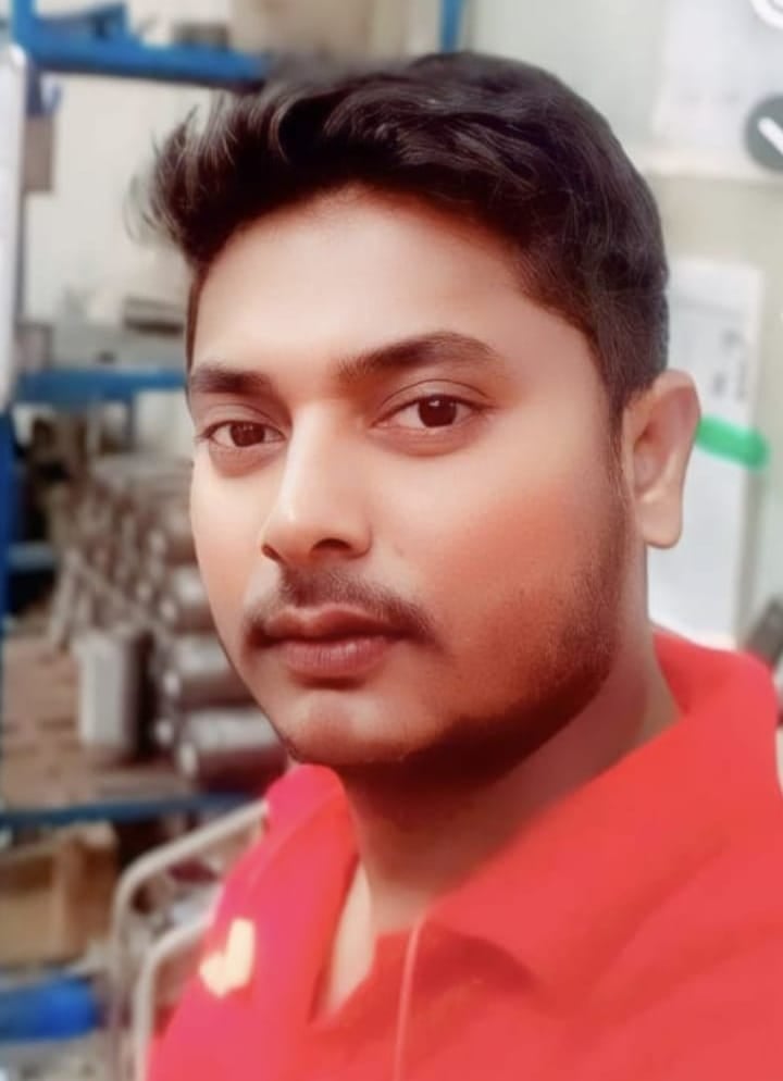 दोहरीघाट थाना क्षेत्र के ऊसरी खुर्द गांव स्थित अमृत सरोवर में युवक के डूबने के बाद जुटी भीड़। स