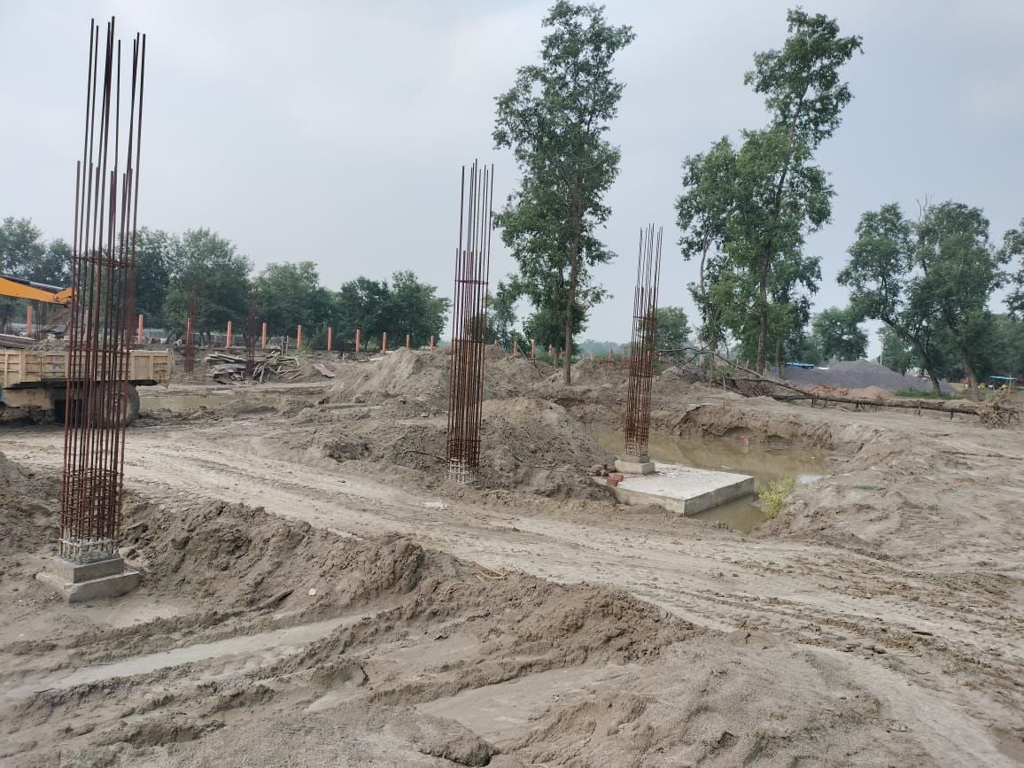 दुल्लापुर खालसा में शिक्षा विभाग के अधिकारियों को जानकारी देते ग्राम प्रशासक और निर्माणाधीन व दुल्लापुर खालसा में शिक्षा विभाग के अधिकारियों को जानकारी देते ग्राम प्रशासक और निर्माणाधीन व