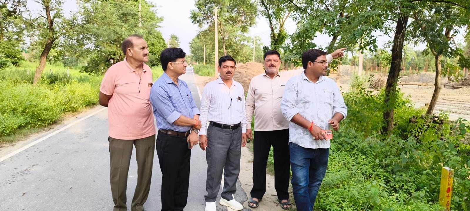 दुल्लापुर खालसा में शिक्षा विभाग के अधिकारियों को जानकारी देते ग्राम प्रशासक और निर्माणाधीन व दुल्लापुर खालसा में शिक्षा विभाग के अधिकारियों को जानकारी देते ग्राम प्रशासक और निर्माणाधीन व
