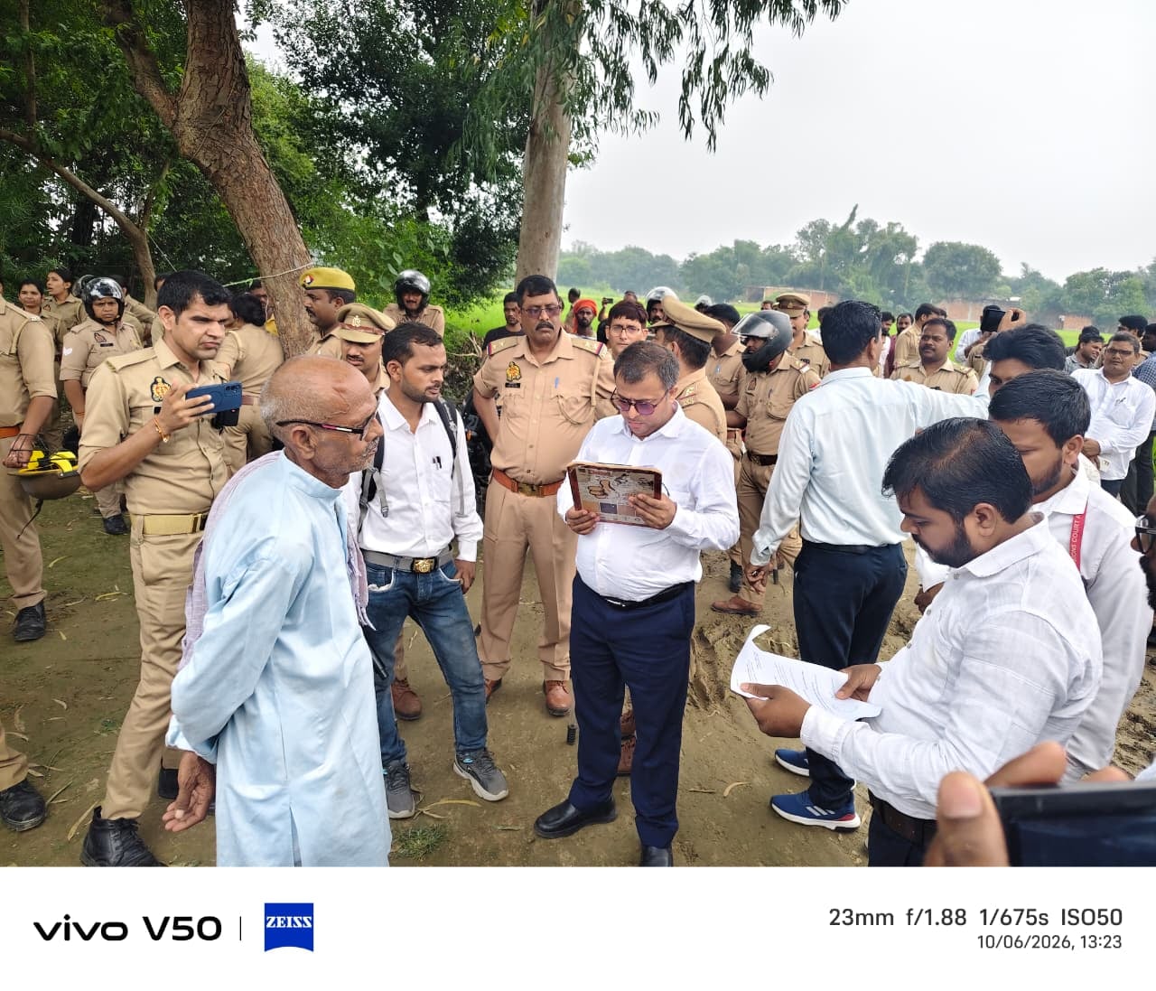अकबरपुर के गौहन्ना के बबुरहिया गांव में जेसीबी मशीन को रोकतीं महिलाएं।