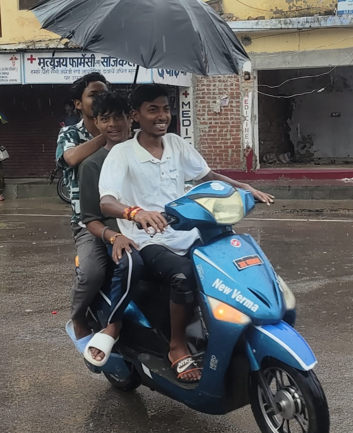 अमीरनगर मोहम्मदी-लखीमपुर हाईवे पर गिरे पेड़। संवाद