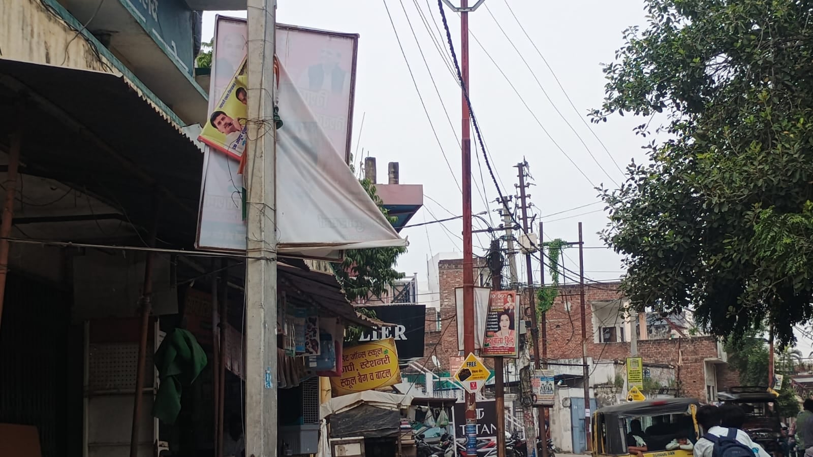 बहादुरगंज में बिजली के खंभे पर लगी होर्डिंग। संवाद