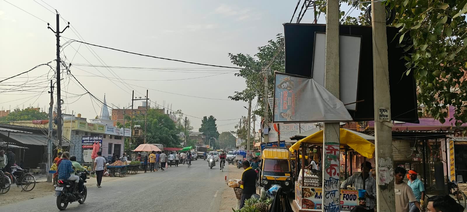 बहादुरगंज में बिजली के खंभे पर लगी होर्डिंग। संवाद