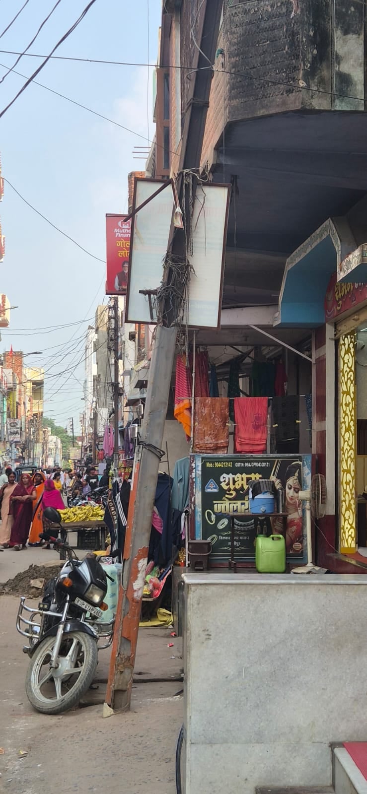 बहादुरगंज में बिजली के खंभे पर लगी होर्डिंग। संवाद