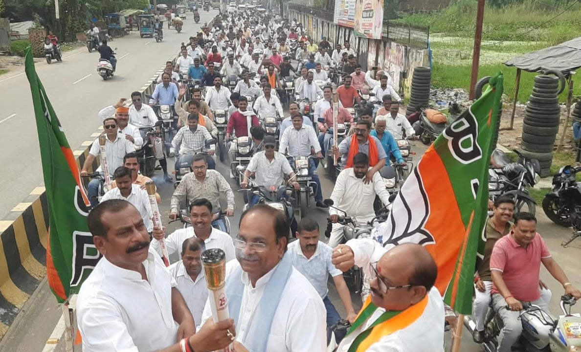 बांकेगंज सीएचसी में हेल्दी बेबी को प्रमाण-पत्र देते अधीक्षक। संवाद। बांकेगंज सीएचसी में हेल्दी बेबी को प्रमाण-पत्र देते अधीक्षक। संवाद।