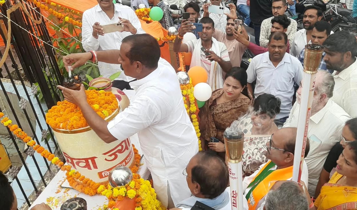 बांकेगंज सीएचसी में हेल्दी बेबी को प्रमाण-पत्र देते अधीक्षक। संवाद। बांकेगंज सीएचसी में हेल्दी बेबी को प्रमाण-पत्र देते अधीक्षक। संवाद।