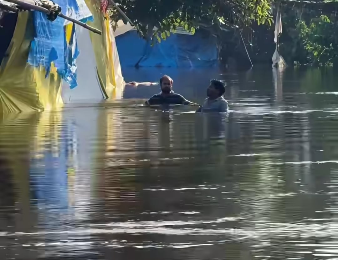बाढ़ का पानी मां चंद्रिका देवी मंदिर तक पहुंच गया है।