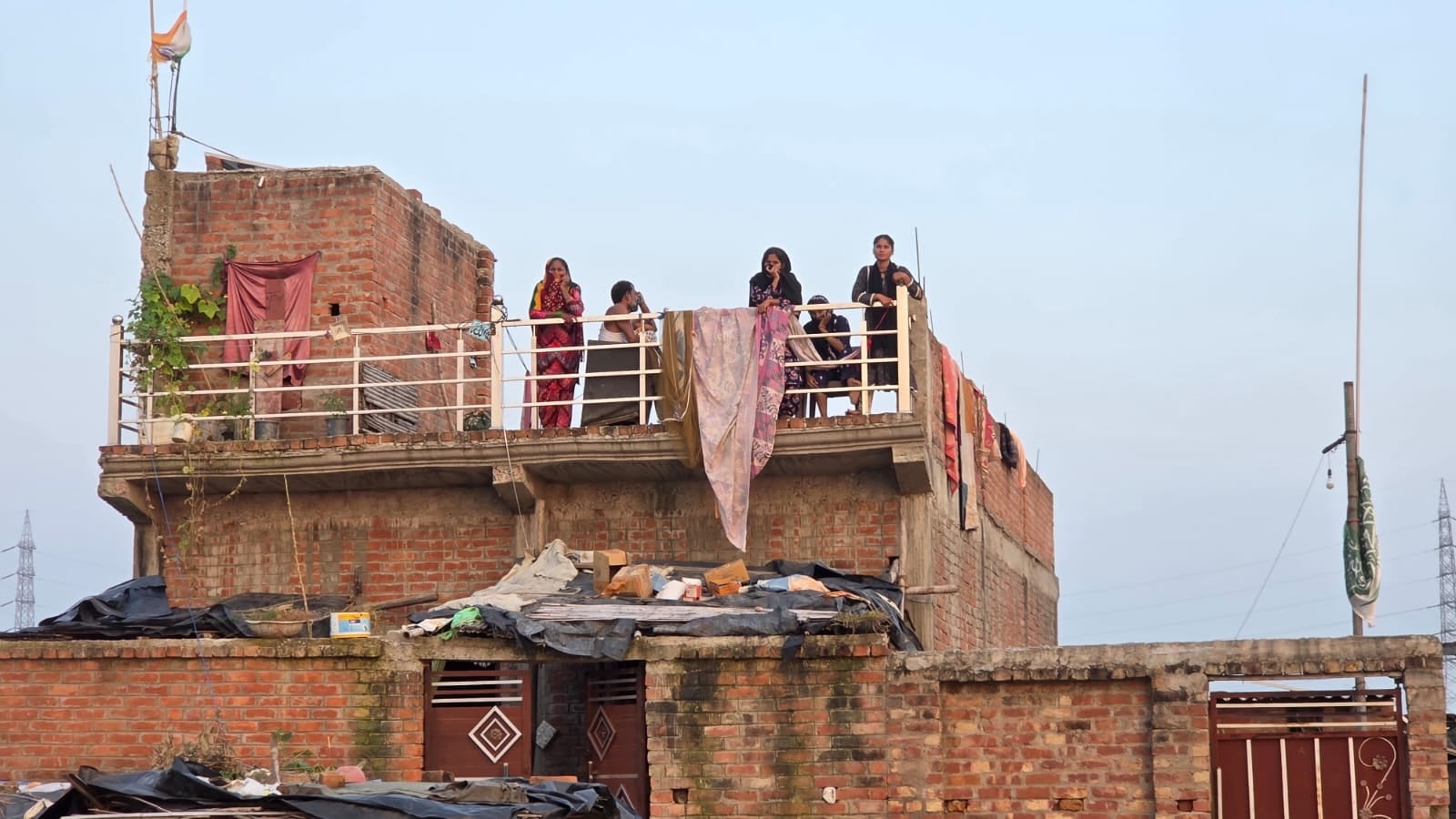 बाढ़ से परेशान लोग। बाढ़ से परेशान लोग।
