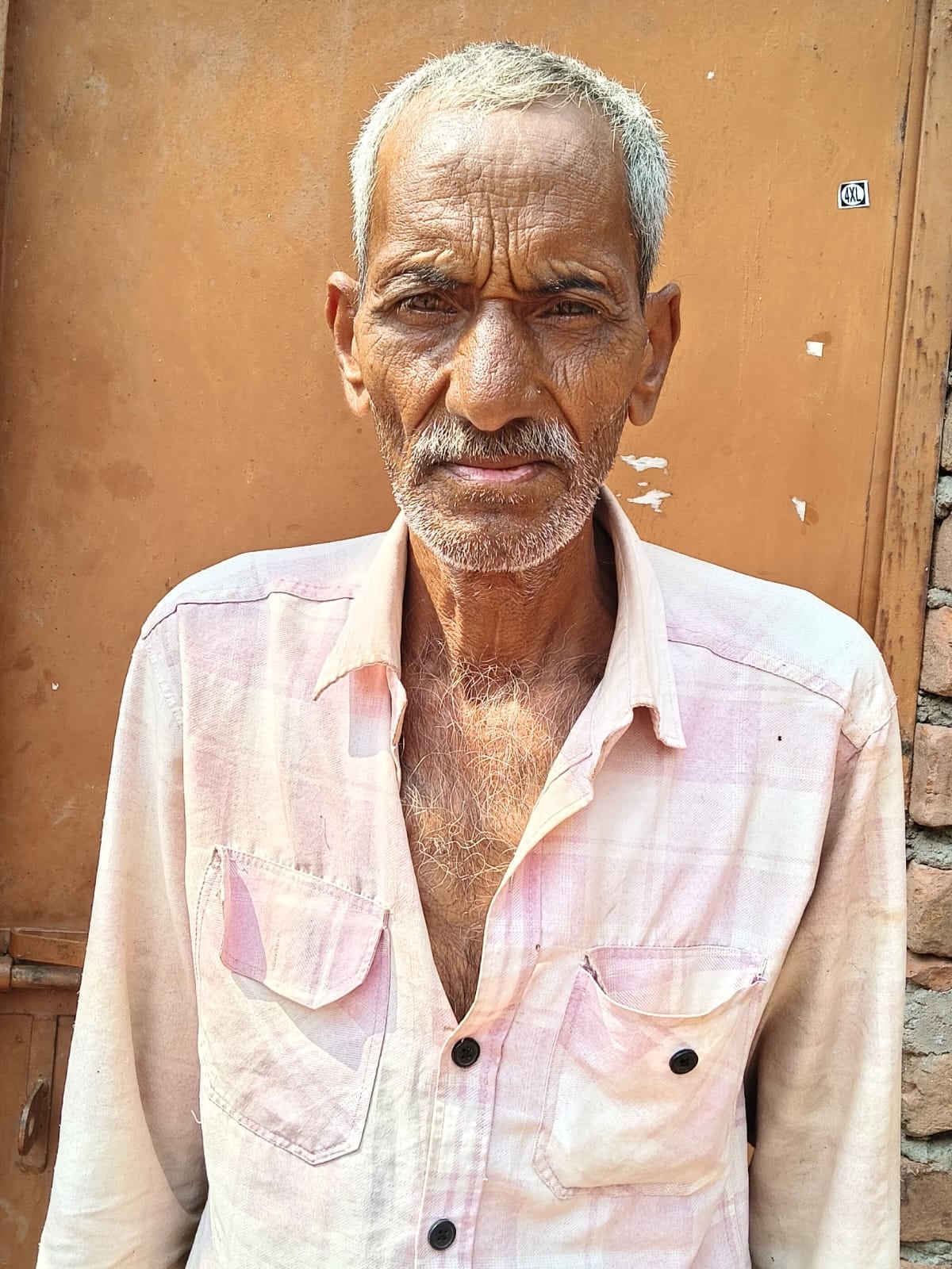 चाकली पंचायत के चमयाड़ गांव में गोशाला की छत गिरने से मलबे में दबकर मरीं बकरियां। स्रोत : ग्राम चाकली पंचायत के चमयाड़ गांव में गोशाला की छत गिरने से मलबे में दबकर मरीं बकरियां। स्रोत : ग्राम