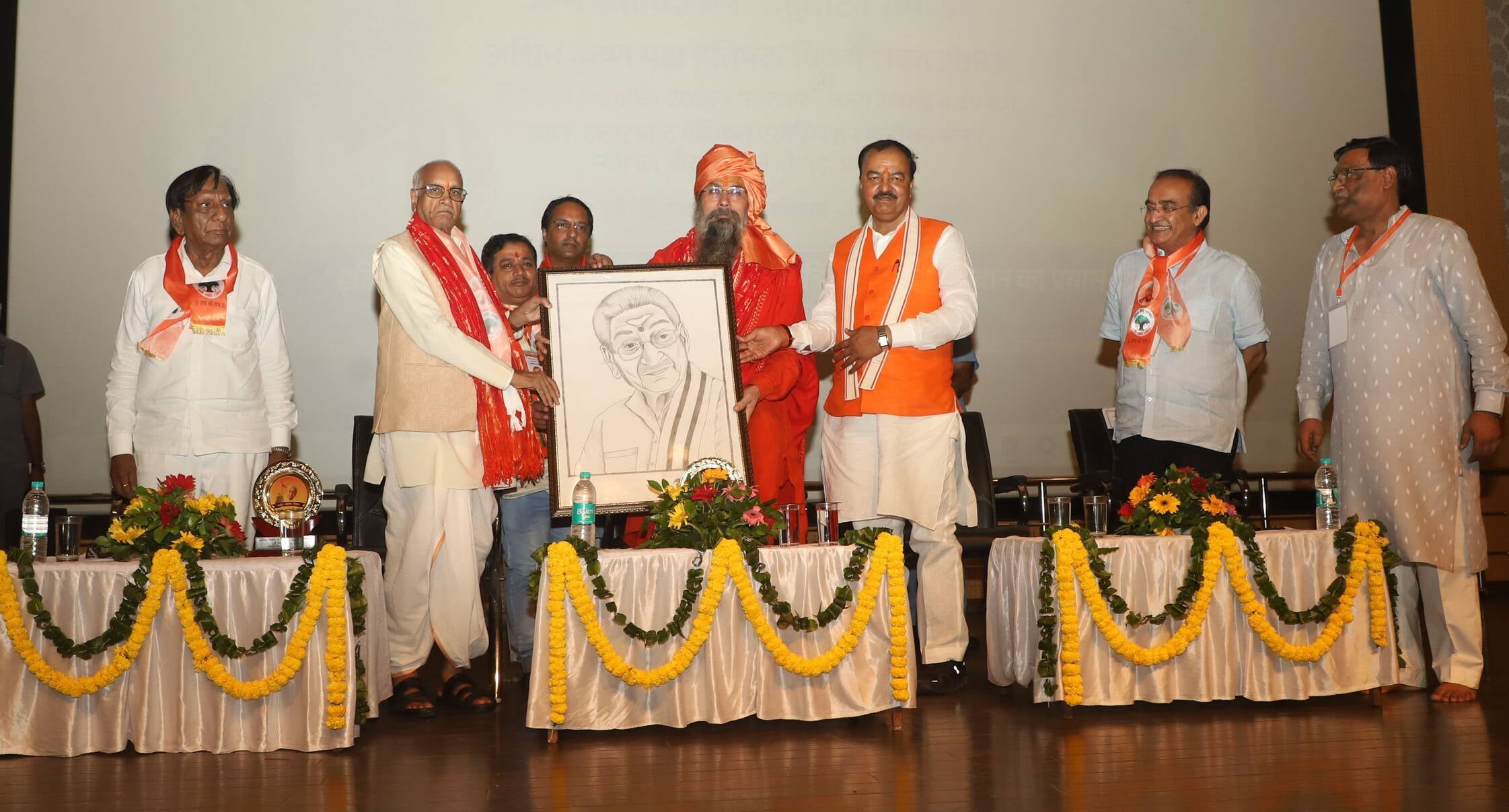 एएमए सभागार में अशोक सिंघल के जन्म शताब्दी वर्ष समारोहमें उपस्थित साधु-संत। अमर उजाला