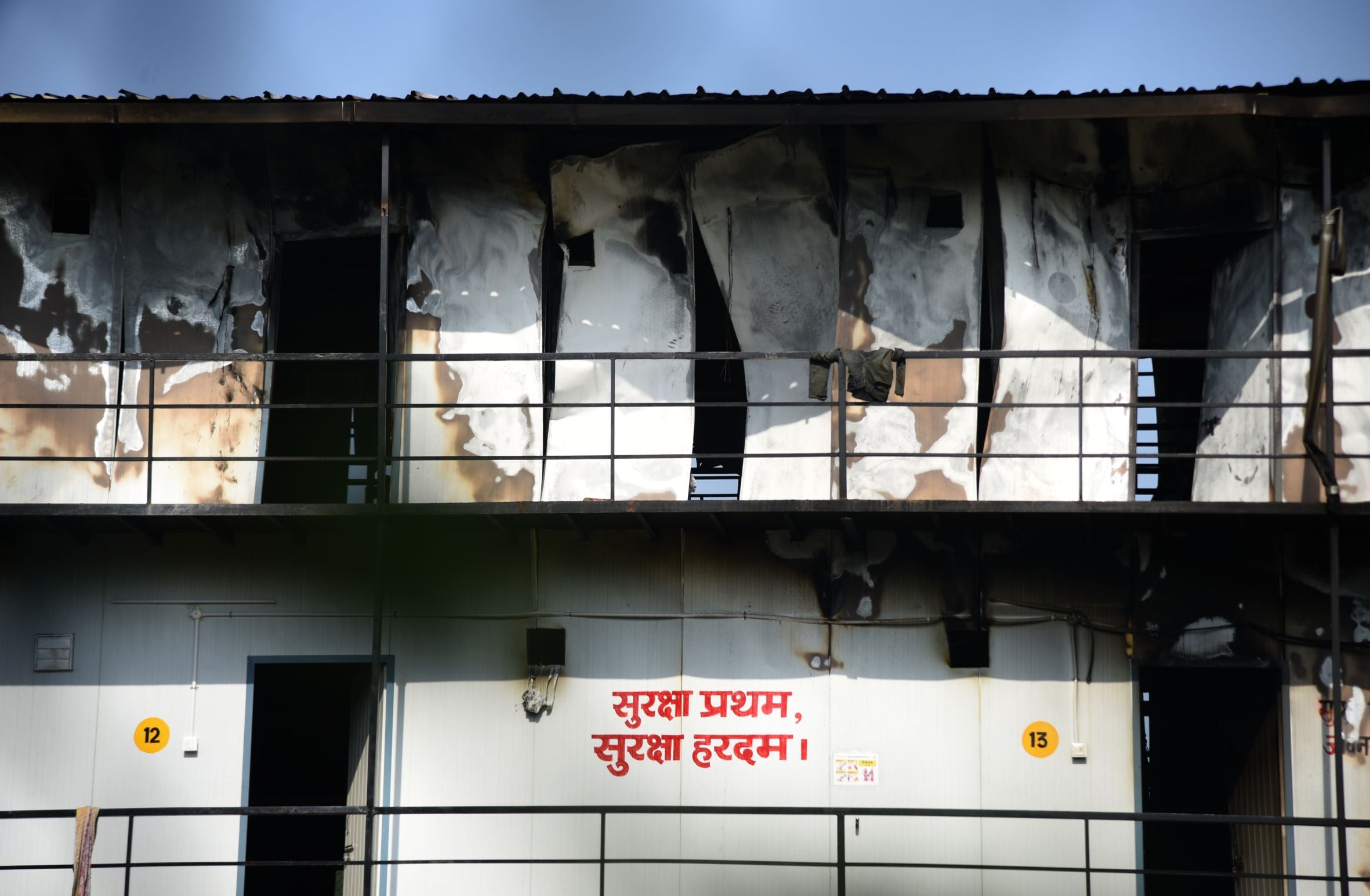 एयरपोर्ट के पास लगे पीवीसी कैंप में लगे आग। एयरपोर्ट के पास लगे पीवीसी कैंप में लगे आग।