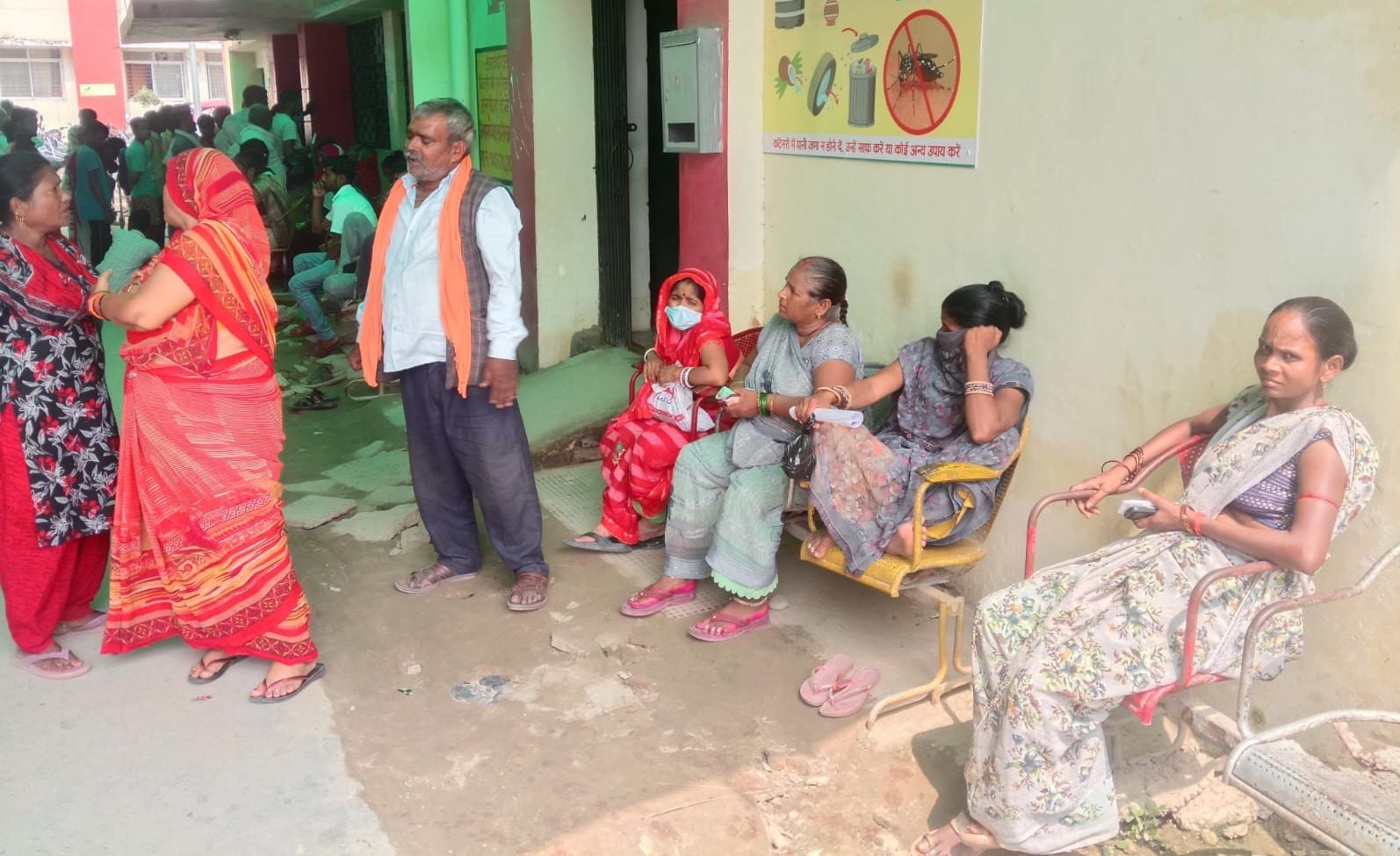 फोटो-05- मेडिकल कॉलेज में बंद अल्ट्रासाउंड कक्ष के बाहर खड़ी महिला। संवाद फोटो-05- मेडिकल कॉलेज में बंद अल्ट्रासाउंड कक्ष के बाहर खड़ी महिला। संवाद