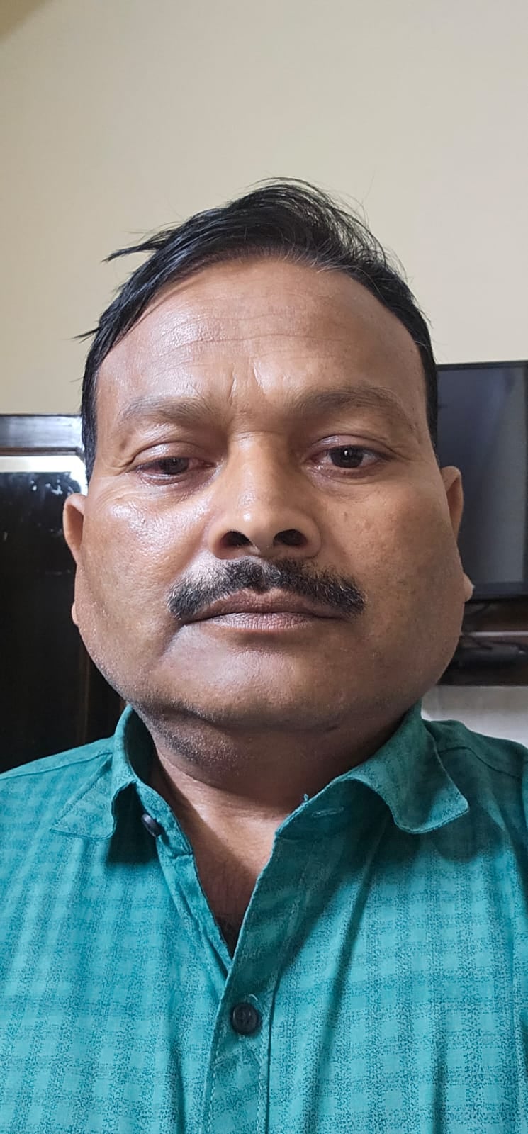 फोटो 10 गांव गंगागढ़ में जलभराव से होकर सिर पर गठरी ले जाती महिला। स्रोत: संवाद