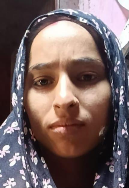 फोटो 10 गांव गंगागढ़ में जलभराव से होकर सिर पर गठरी ले जाती महिला। स्रोत: संवाद