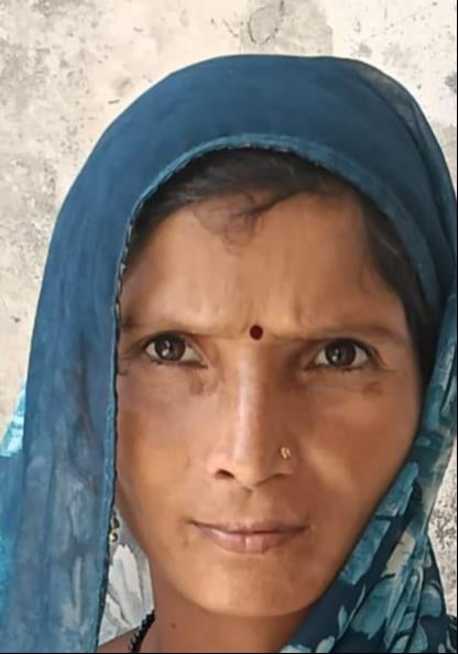 फोटो 10 गांव गंगागढ़ में जलभराव से होकर सिर पर गठरी ले जाती महिला। स्रोत: संवाद