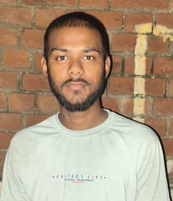 फोटो 10 गांव गंगागढ़ में जलभराव से होकर सिर पर गठरी ले जाती महिला। स्रोत: संवाद