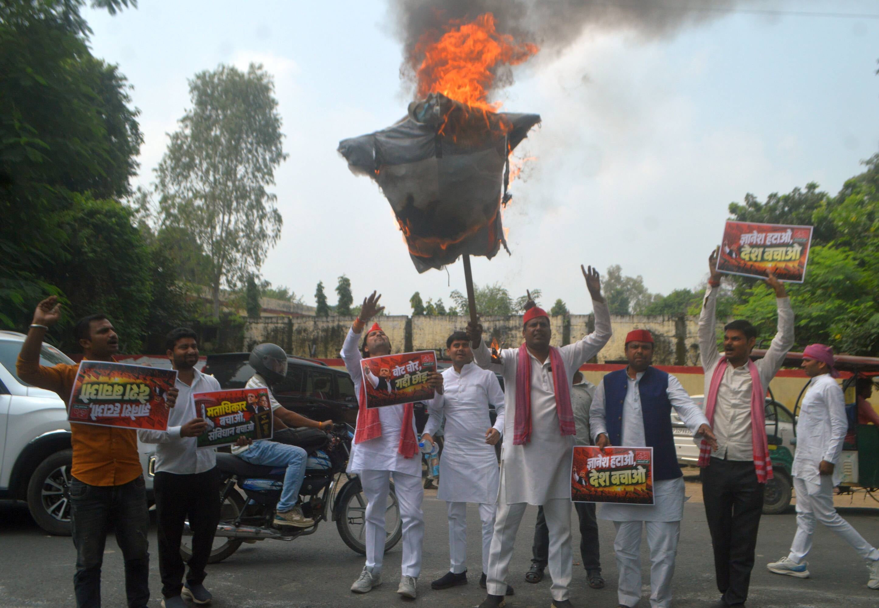 फोटो-10- कलक्ट्रेट में जुलूस लेकर ज्ञापन देने जाते सपा के पदाधिकारी व कार्यकर्ता। संवाद फोटो-10- कलक्ट्रेट में जुलूस लेकर ज्ञापन देने जाते सपा के पदाधिकारी व कार्यकर्ता। संवाद