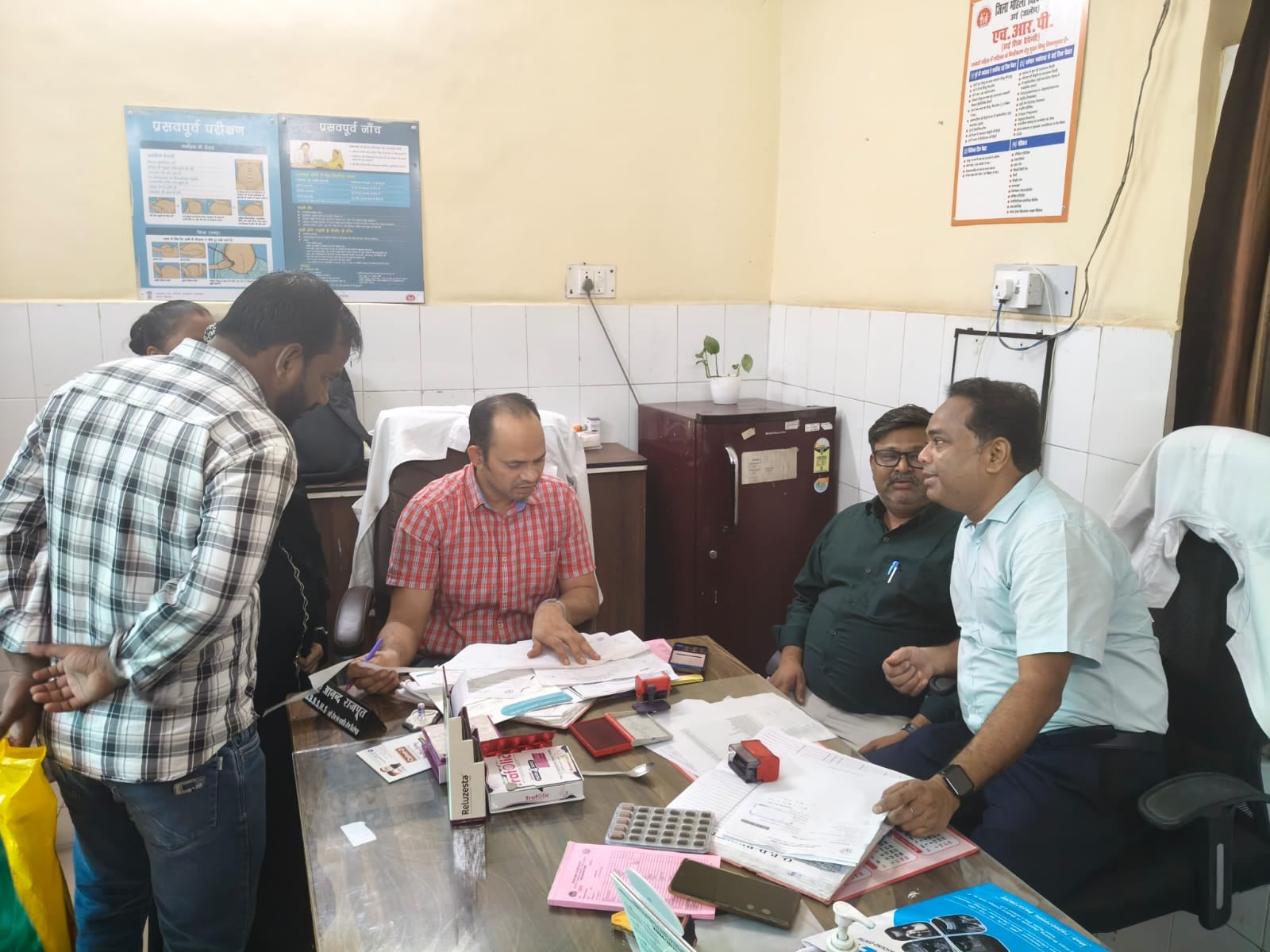 फोटो-11-रोगी कल्याण समिति की बैठक में मौजूद सीएमएस व सदस्य। संवाद फोटो-11-रोगी कल्याण समिति की बैठक में मौजूद सीएमएस व सदस्य। संवाद