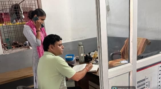 फोटो 20: अहेरीपुर में क्लीनिक पर बैठे हुए मरीज। स्रोत विभाग