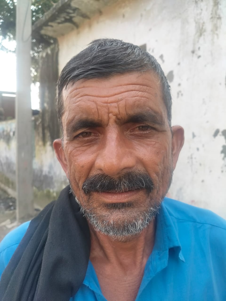 फोटो 30 - गंजडुंडवारा क्षेत्र के गांव नेथरा में नाली-खड़ंजा न होने के कारण सड़क भरा पानी और कीच