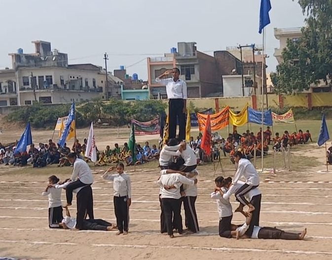 फोटो 53 कासगंज के श्रीगणेश इंटर कॉलेज में सांस्कृतिक प्रस्तुति देती छात्राएं। स्रोत: संवाद