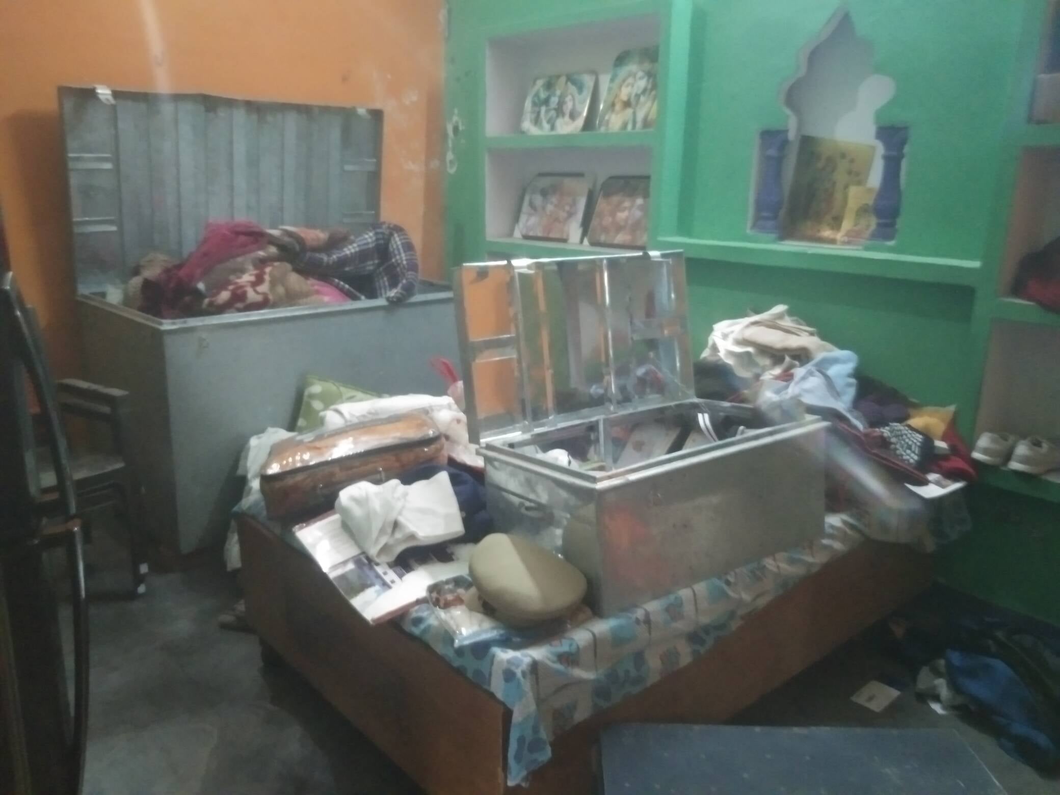 फोटो 6 दरोगा के घर से चोरी के बाद जानकारी जुटाती पुलिस। संवाद