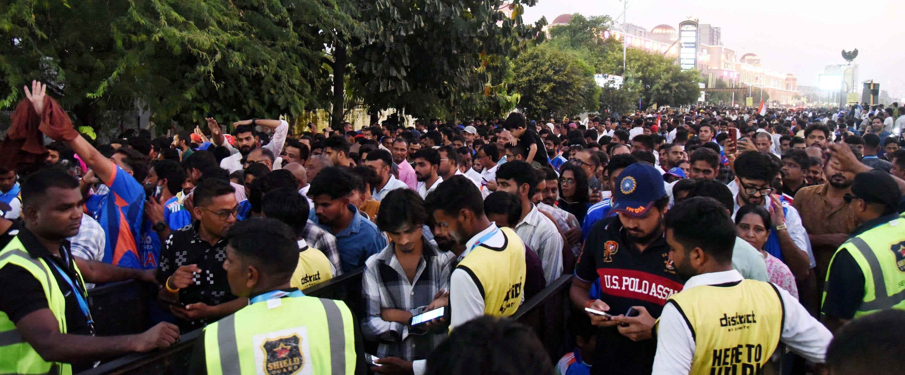 इकाना स्टेडियम में दिखा क्रिकेट का विराट जुनून
