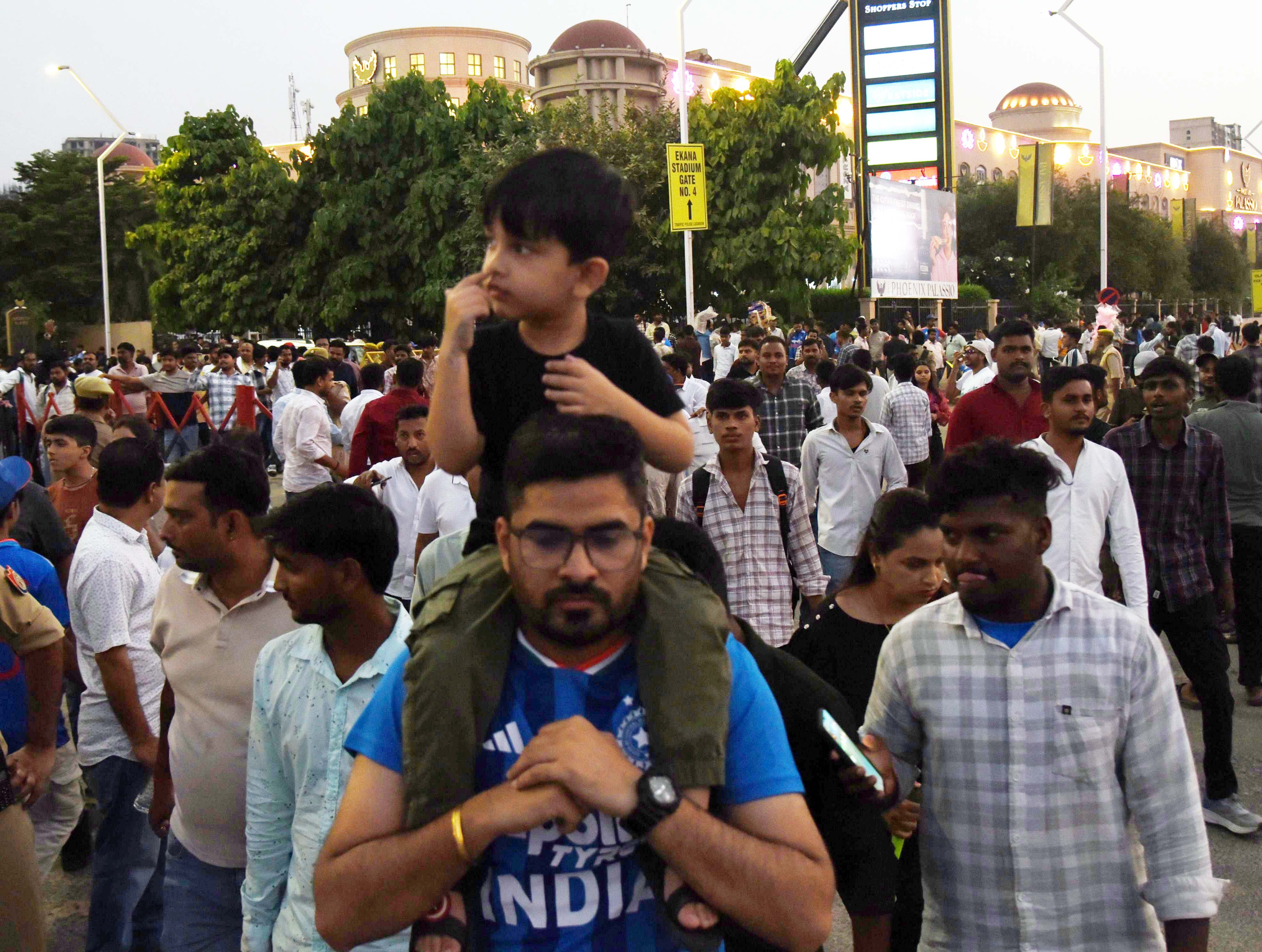 इकाना स्टेडियम में दिखा क्रिकेट का विराट जुनून