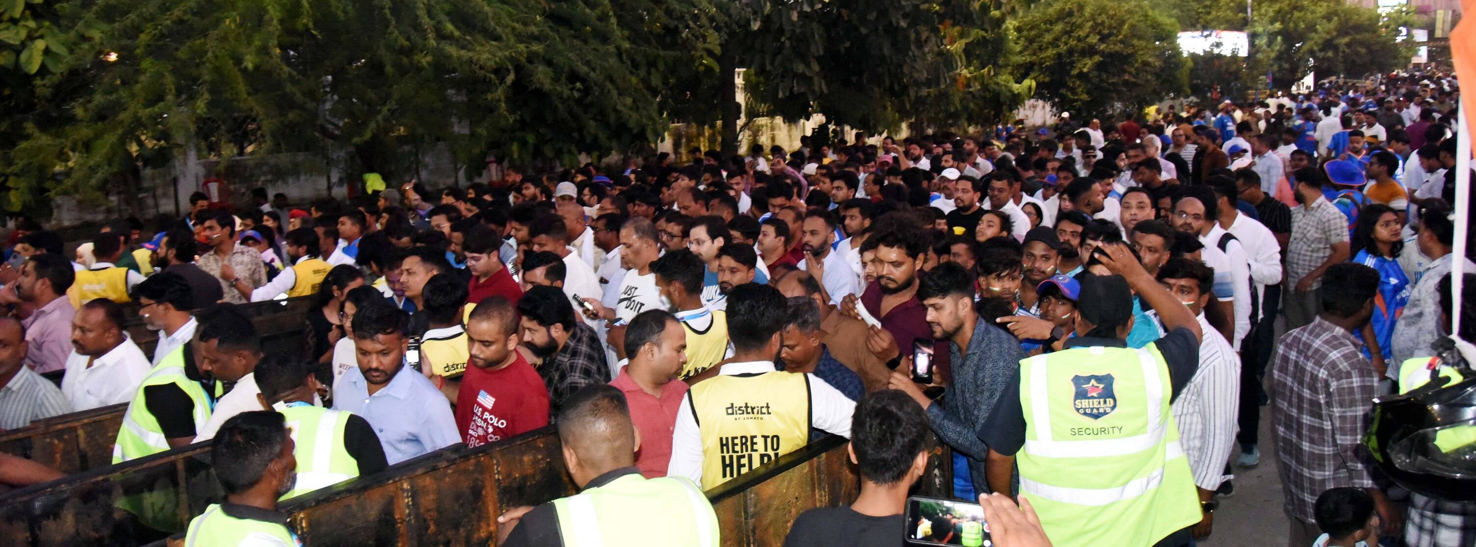 इकाना स्टेडियम में दिखा क्रिकेट का विराट जुनून