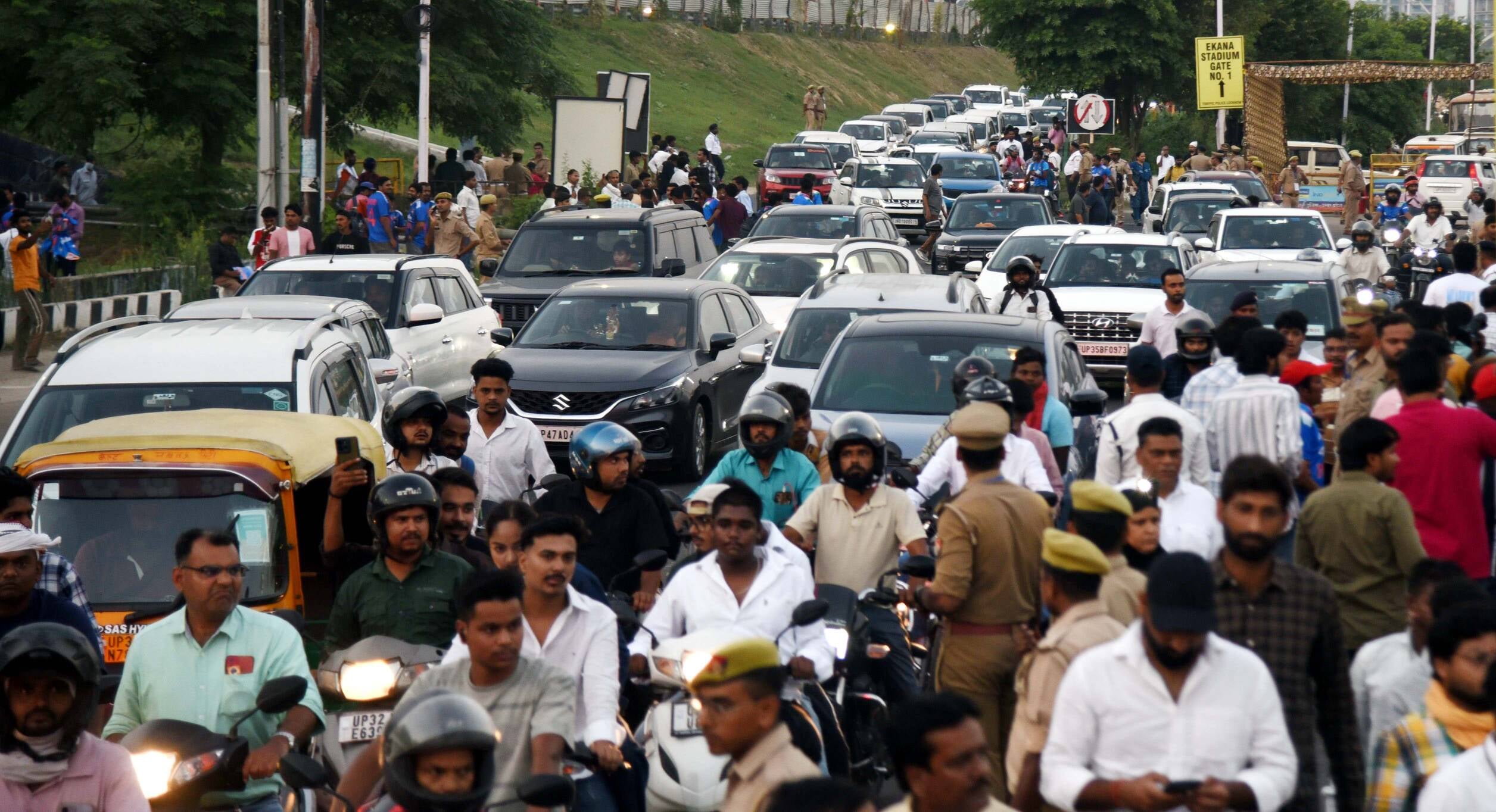 इकाना स्टेडियम में दिखा क्रिकेट का विराट जुनून