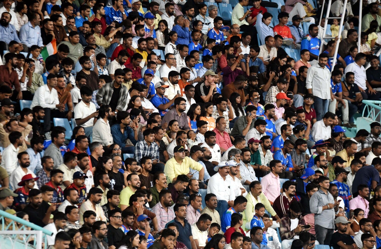 इकाना स्टेडियम में दिखा क्रिकेट का विराट जुनून