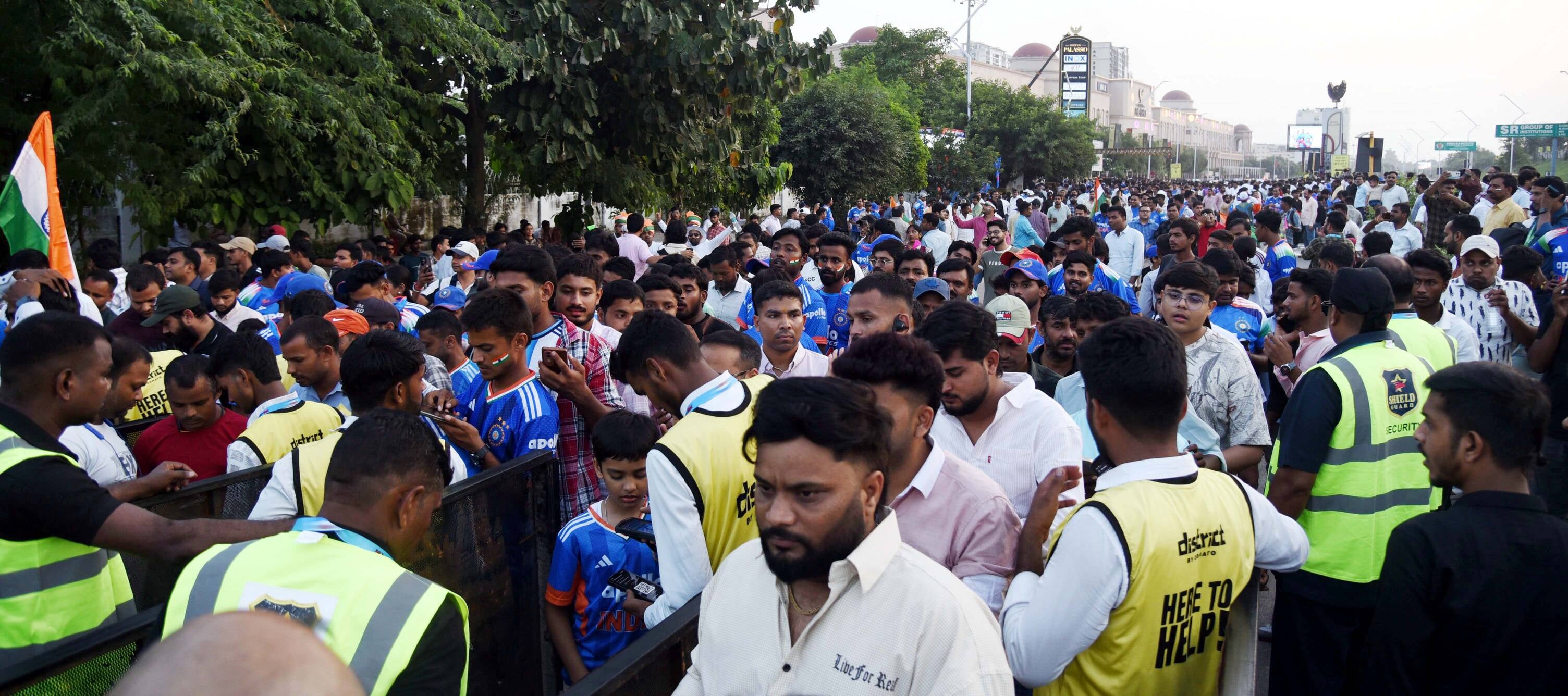 इकाना स्टेडियम में दिखा क्रिकेट का विराट जुनून
