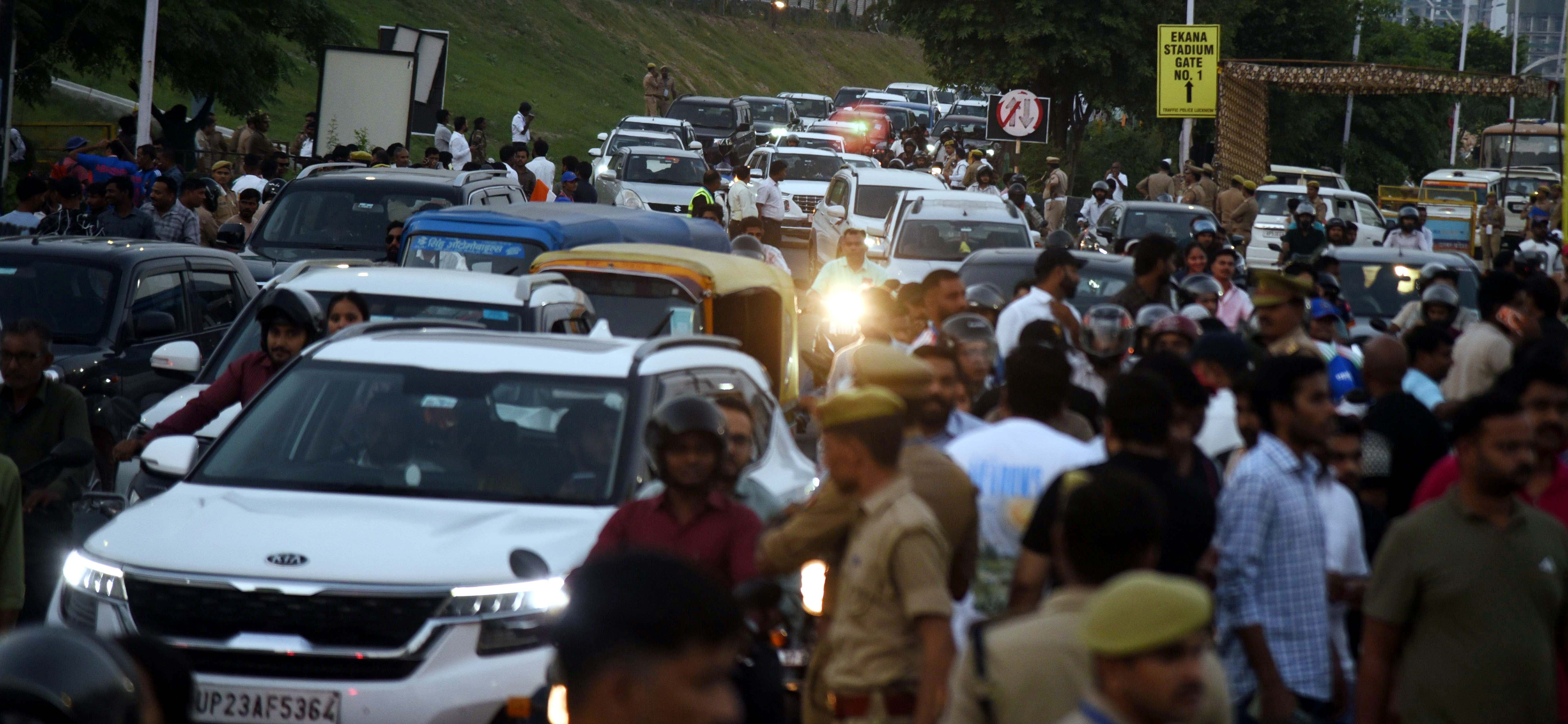 इकाना स्टेडियम में दिखा क्रिकेट का विराट जुनून