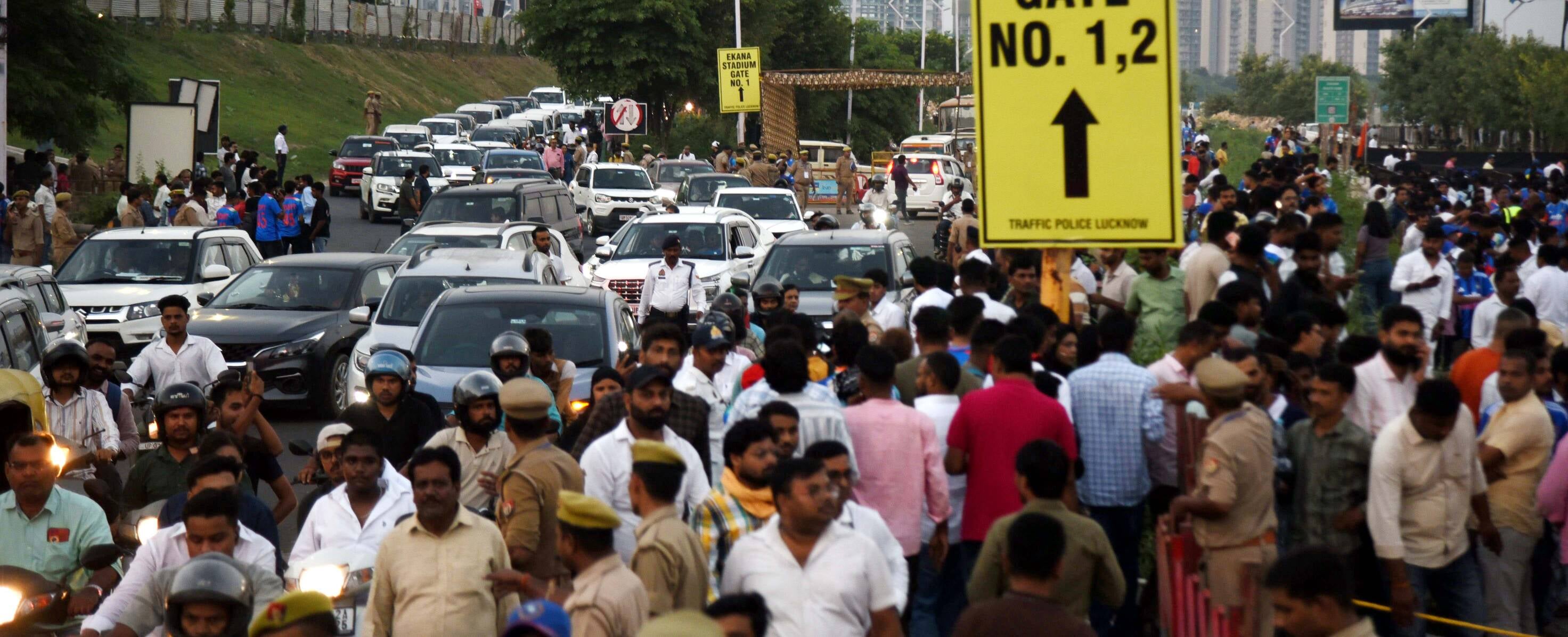 इकाना स्टेडियम में दिखा क्रिकेट का विराट जुनून