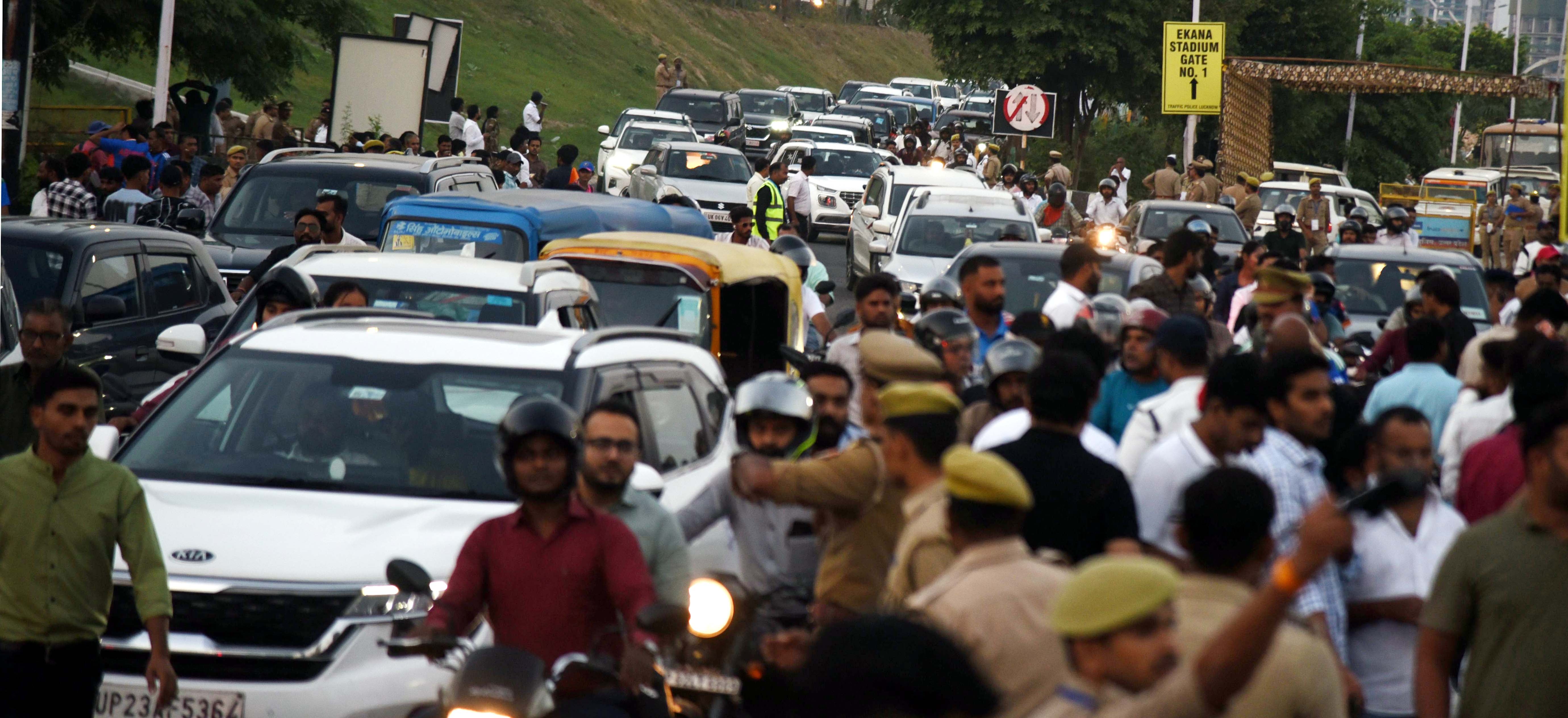 इकाना स्टेडियम में दिखा क्रिकेट का विराट जुनून