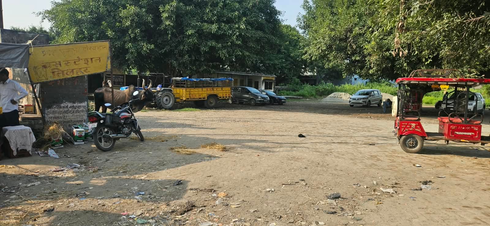 जलालाबाद में हाईवे पर खड़ी बस में सवार होते यात्री। संवाद जलालाबाद में हाईवे पर खड़ी बस में सवार होते यात्री। संवाद