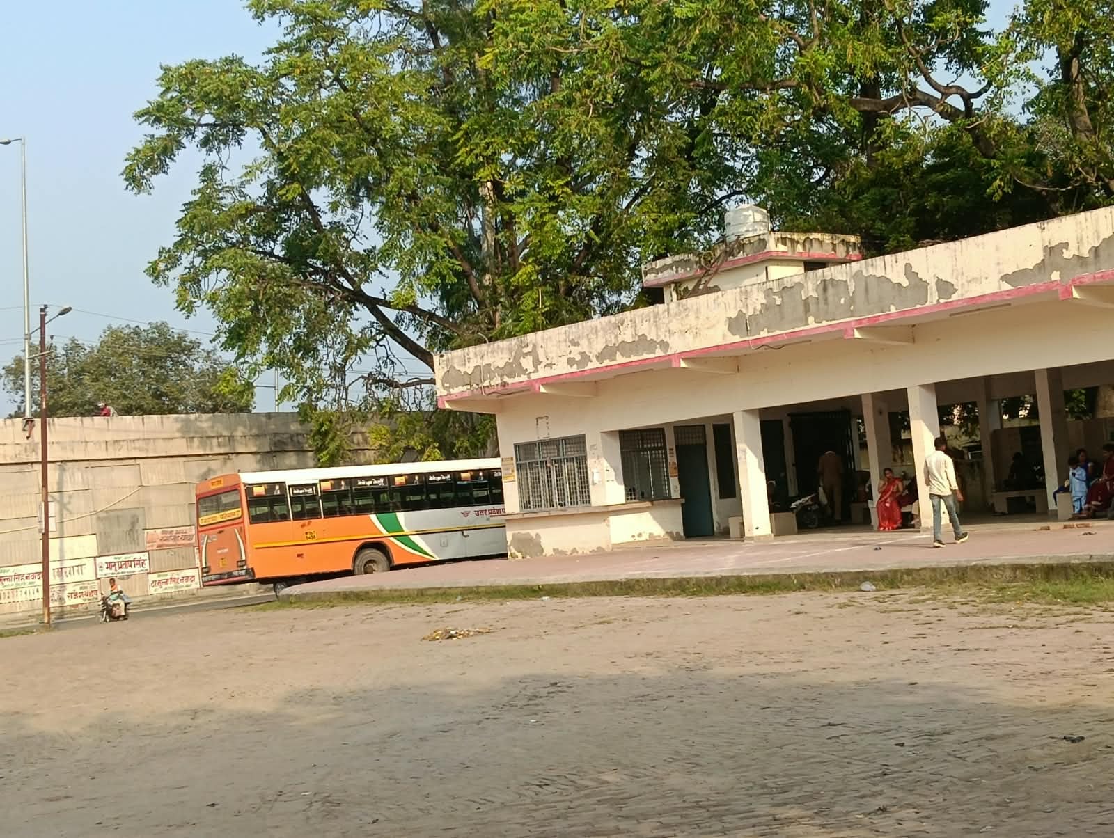 जलालाबाद में हाईवे पर खड़ी बस में सवार होते यात्री। संवाद जलालाबाद में हाईवे पर खड़ी बस में सवार होते यात्री। संवाद