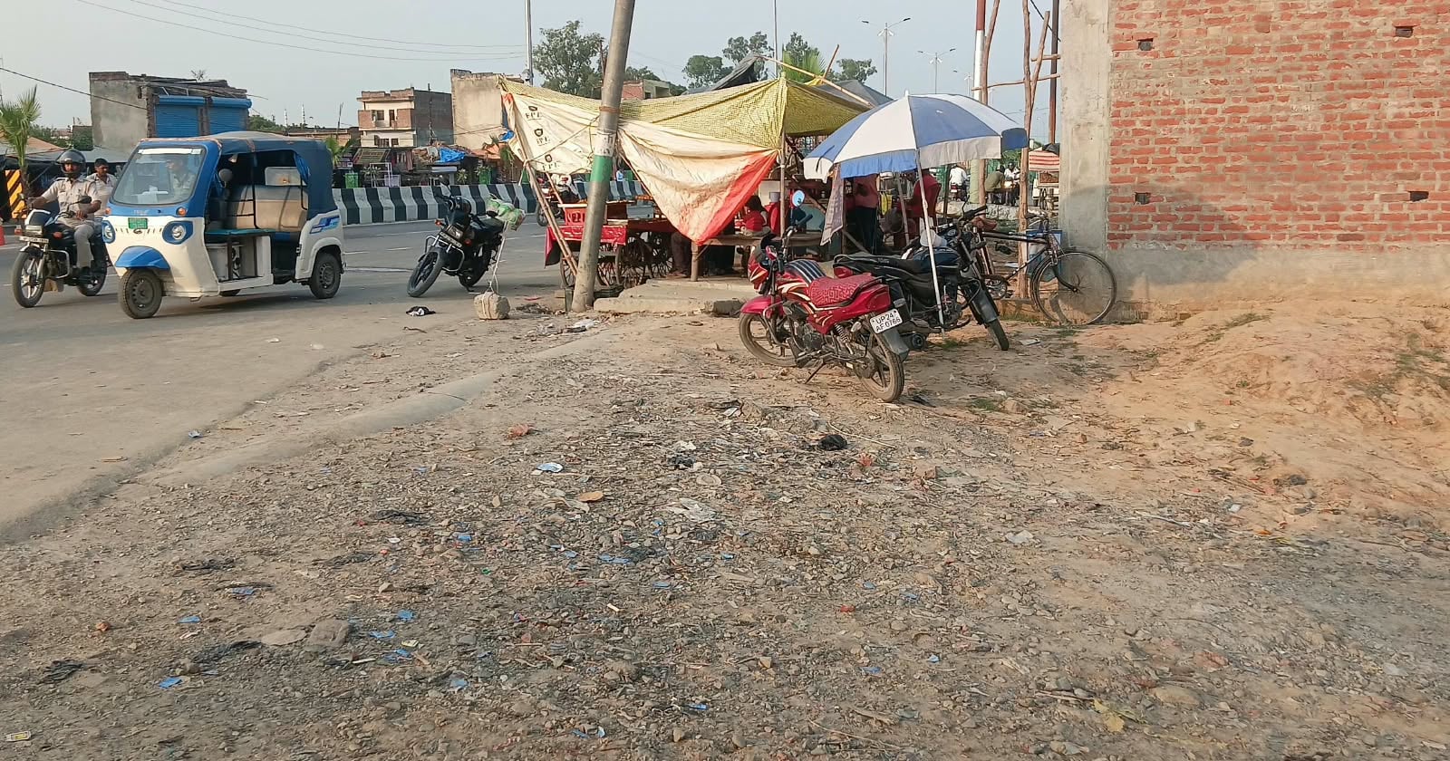 जलालाबाद में हाईवे पर खड़ी बस में सवार होते यात्री। संवाद जलालाबाद में हाईवे पर खड़ी बस में सवार होते यात्री। संवाद